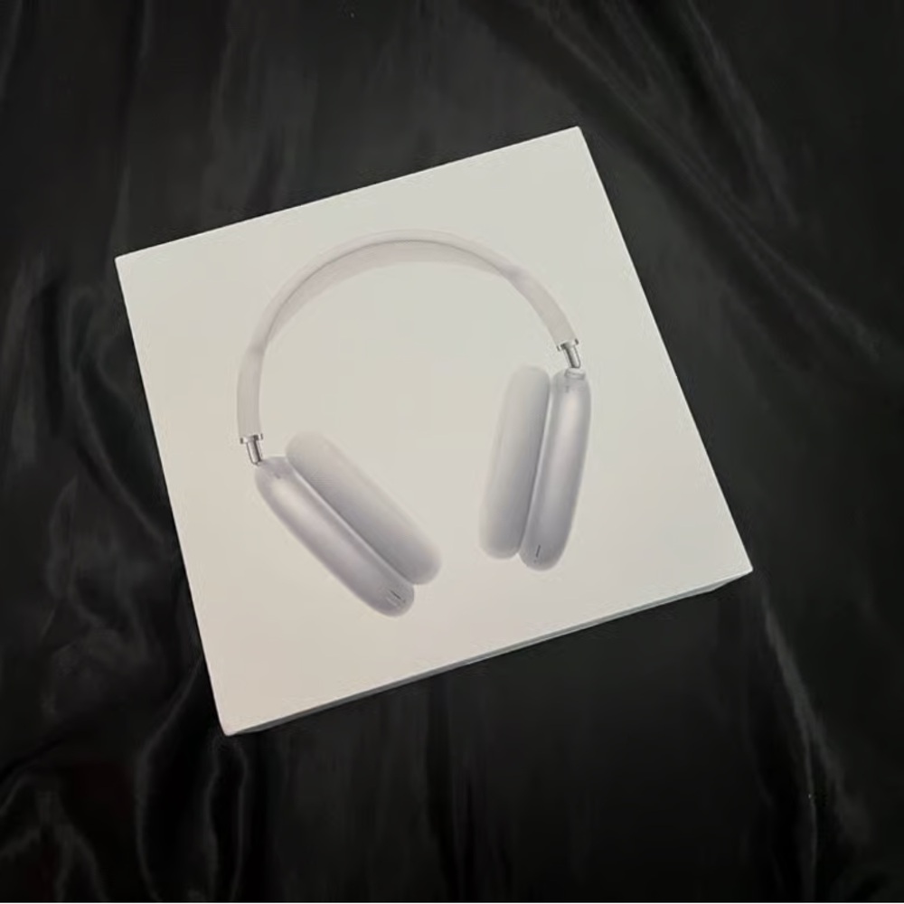 AirPod Pro Maxes- WHITE/SILVER